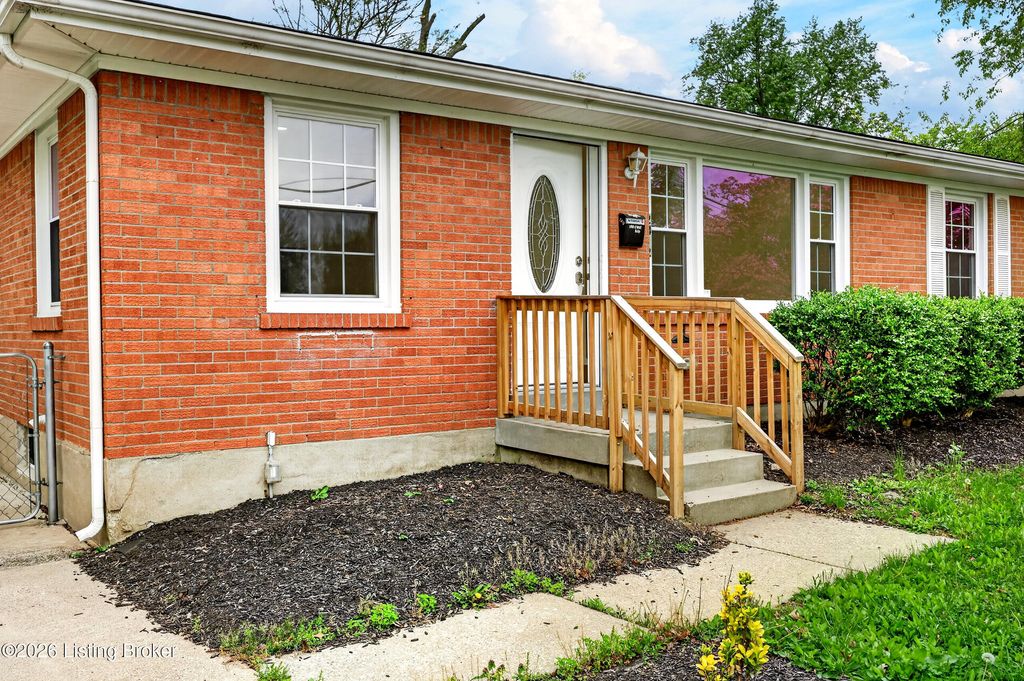 Photo of 2412 Adrienne Way, Louisville, KY 40216 (MLS # 1714649)