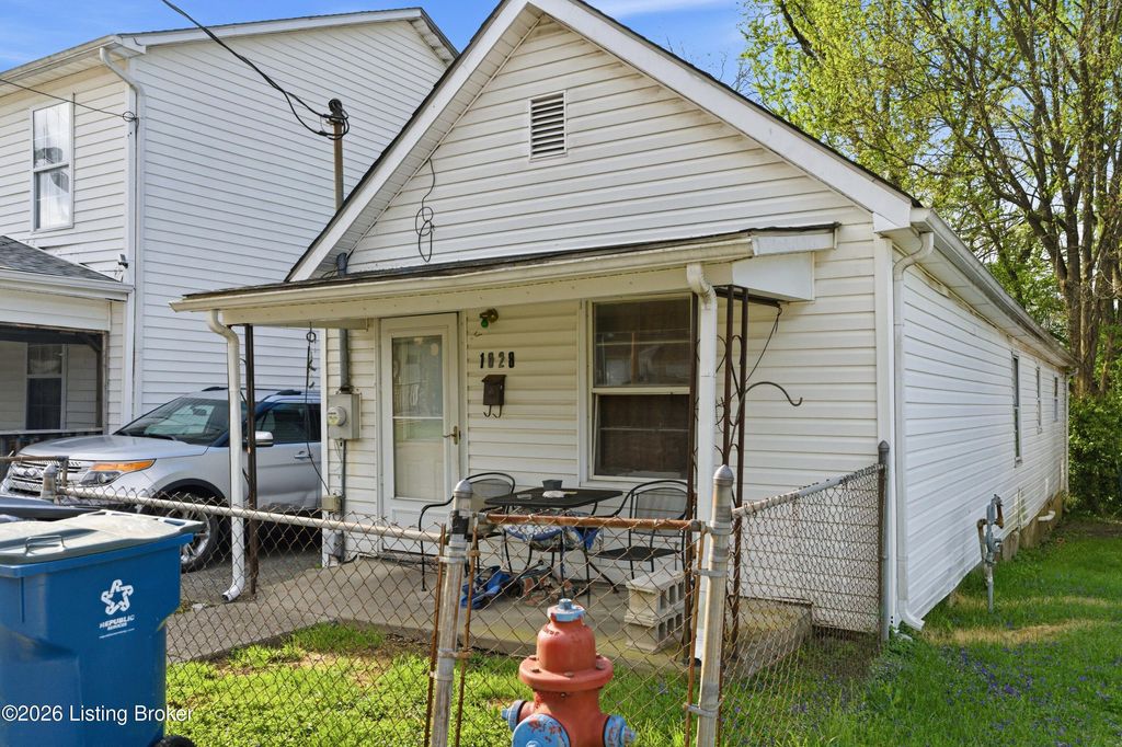 Photo of 1028 High St, Shelbyville, KY 40065 (MLS # 1713773)