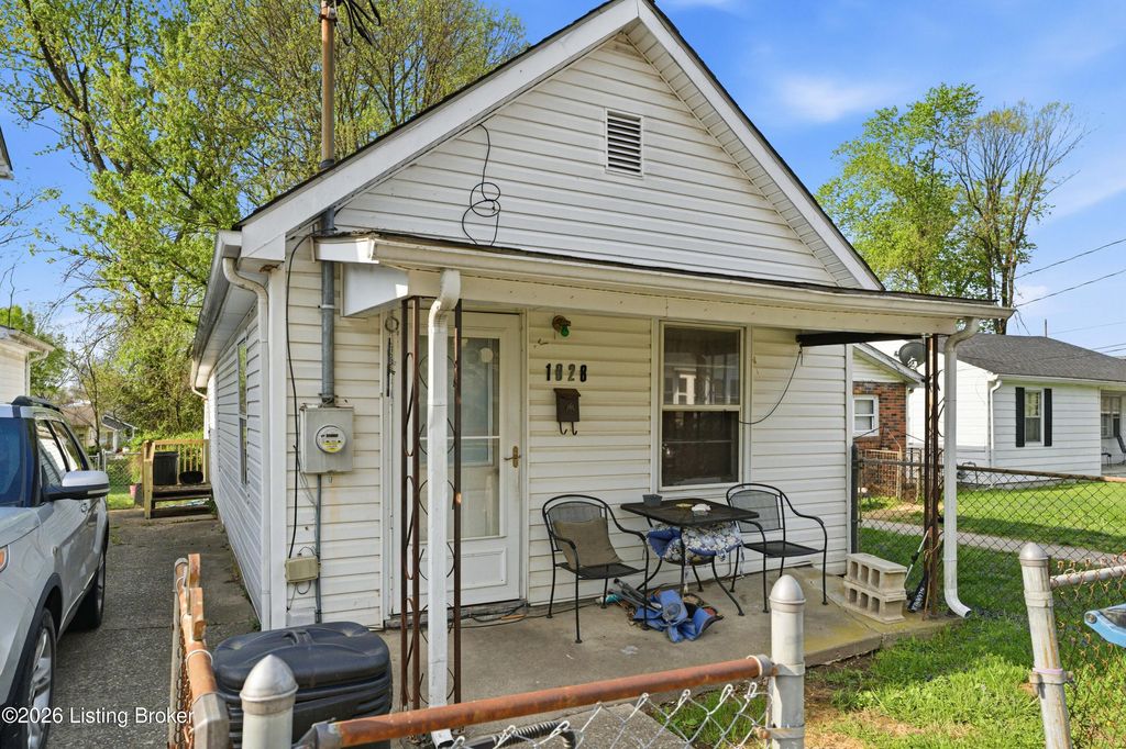 Photo of 1028 High St, Shelbyville, KY 40065 (MLS # 1713773)