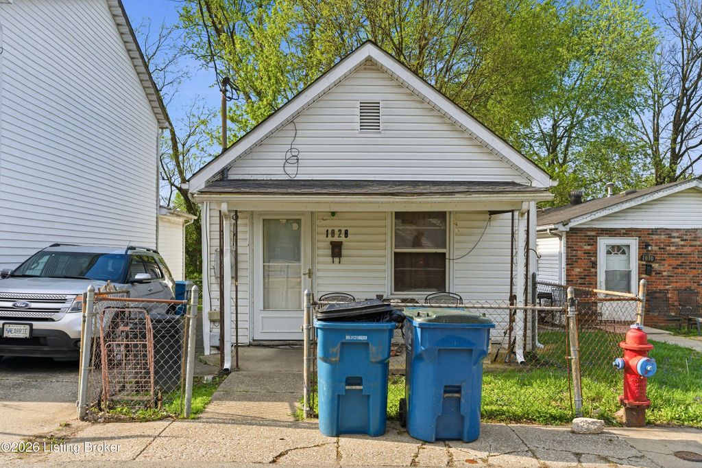 Photo of 1028 High St, Shelbyville, KY 40065 (MLS # 1713773)