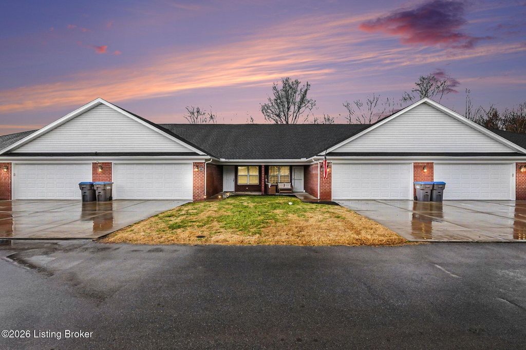 Photo of 6712 Woods Mill Dr, Louisville, KY 40272 (MLS # 1709565)