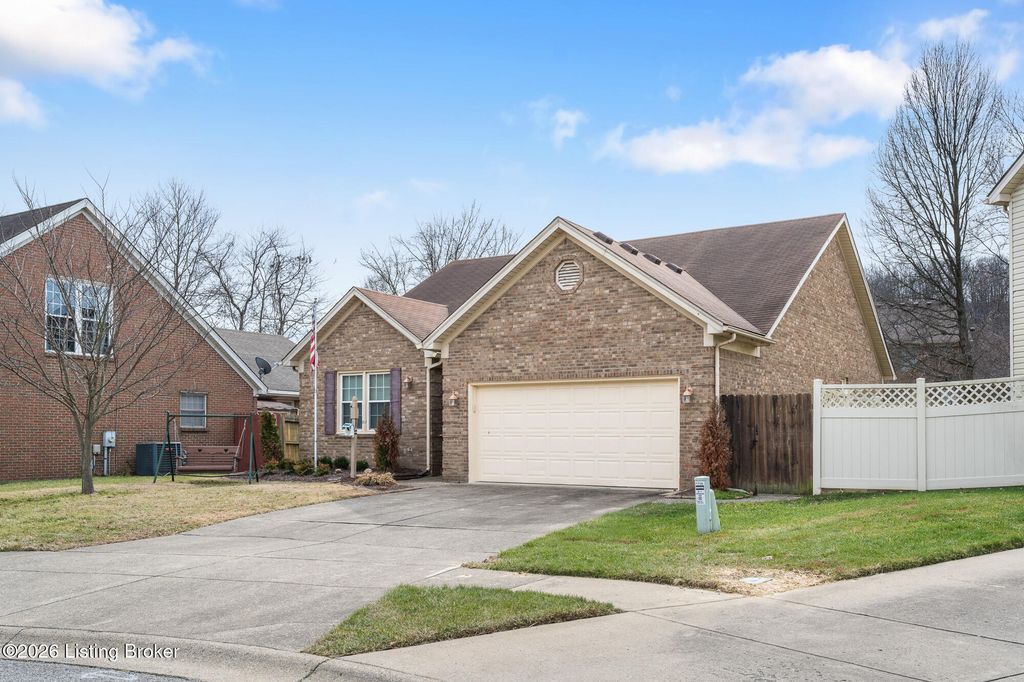 Photo of 704 Auburn Oaks Dr, Louisville, KY 40214 (MLS # 1710241)