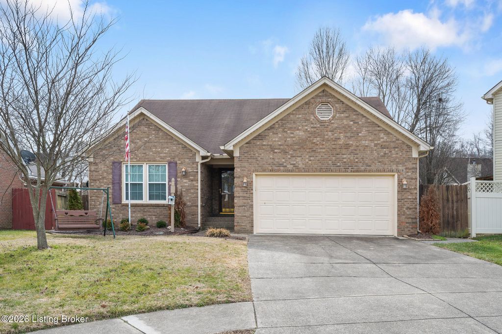 Photo of 704 Auburn Oaks Dr, Louisville, KY 40214 (MLS # 1710241)