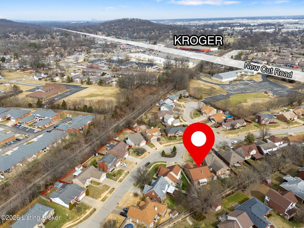 Photo of 704 Auburn Oaks Dr, Louisville, KY 40214 (MLS # 1710241)