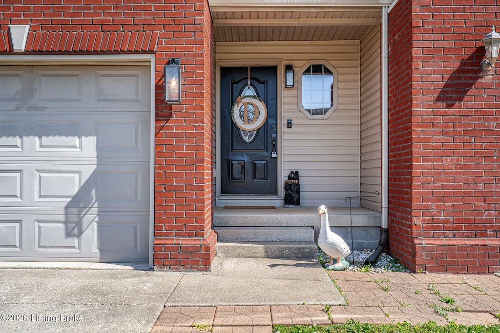 Photo of 153 Twin Lakes Dr, Vine Grove, KY 40175 (MLS # 1715220)