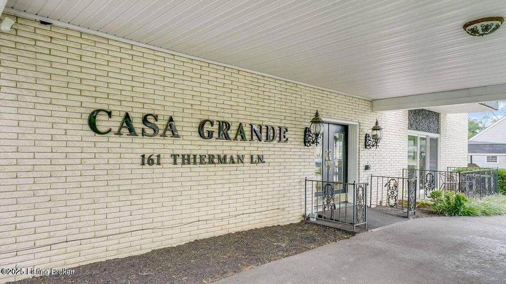 Photo of 161 Thierman Ln #3E, Louisville, KY 40207 (MLS # 1696736)