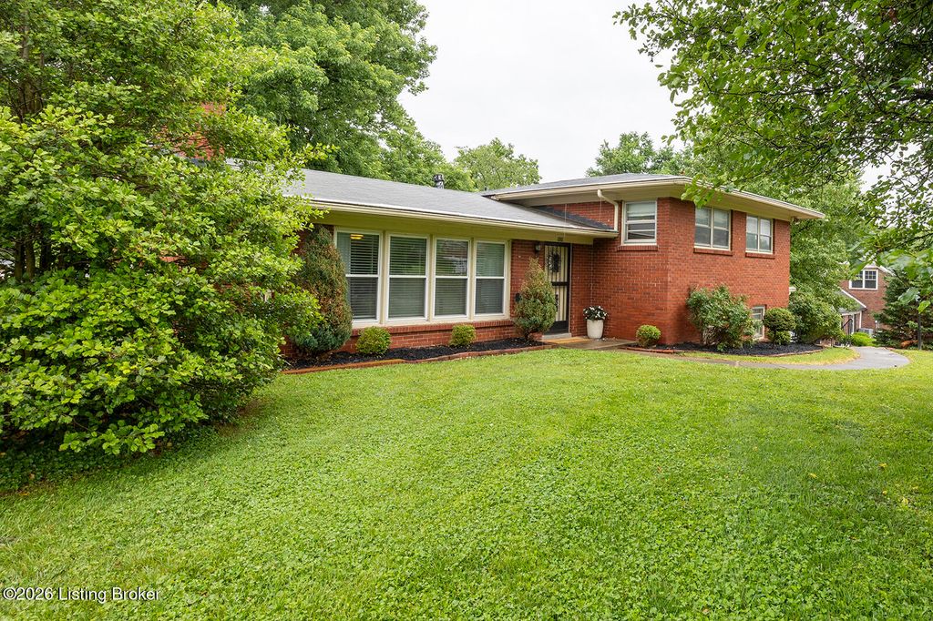 Photo of 909 Cannons Ln, Louisville, KY 40207 (MLS # 1718032)