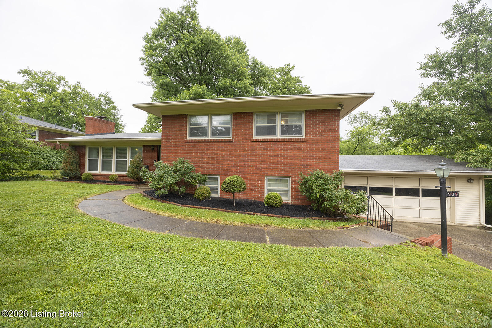 909 Cannons Ln