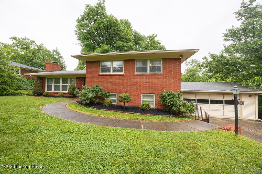 Photo of 909 Cannons Ln, Louisville, KY 40207 (MLS # 1718032)