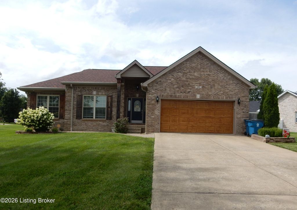 Photo of 300 Jade Dr, Shepherdsville, KY 40165 (MLS # 1721858)