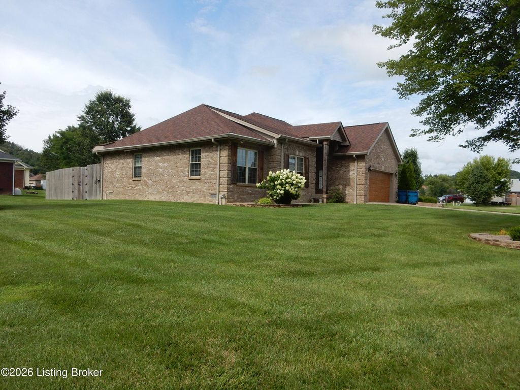 Photo of 300 Jade Dr, Shepherdsville, KY 40165 (MLS # 1721858)