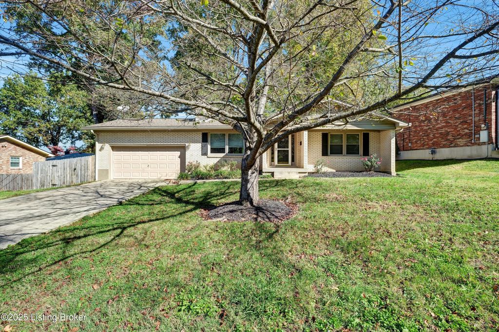 Photo of 7405 Ridan Way, Louisville, KY 40214 (MLS # 1701564)