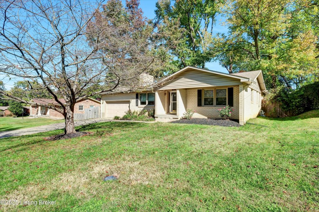 Photo of 7405 Ridan Way, Louisville, KY 40214 (MLS # 1701564)
