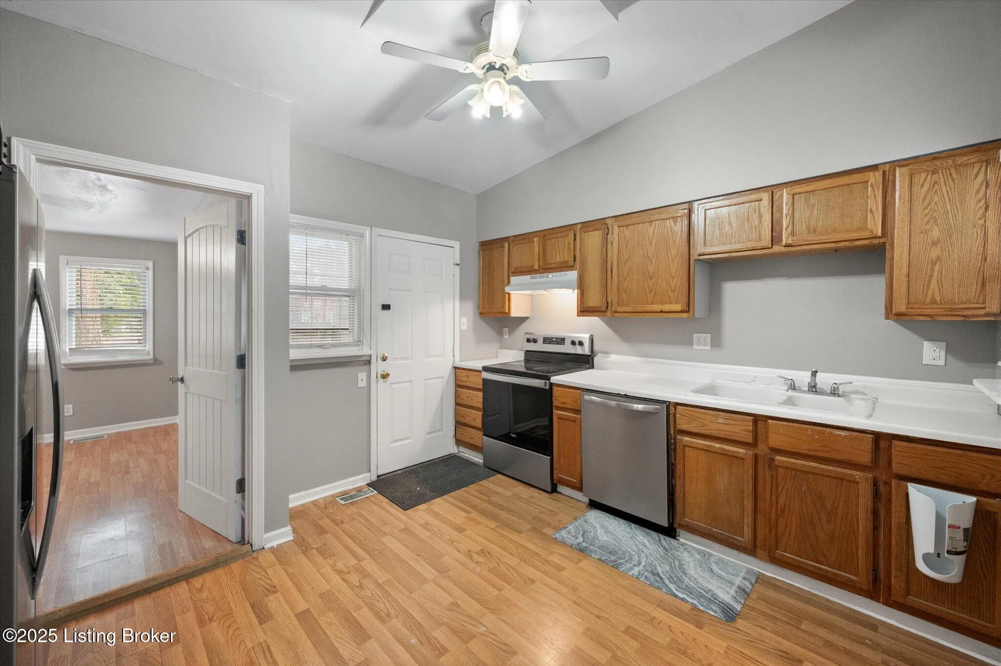 Louisville, Kentucky 40204, United States, 2 Bedrooms Bedrooms, ,2 BathroomsBathrooms,Residential,Active,205921