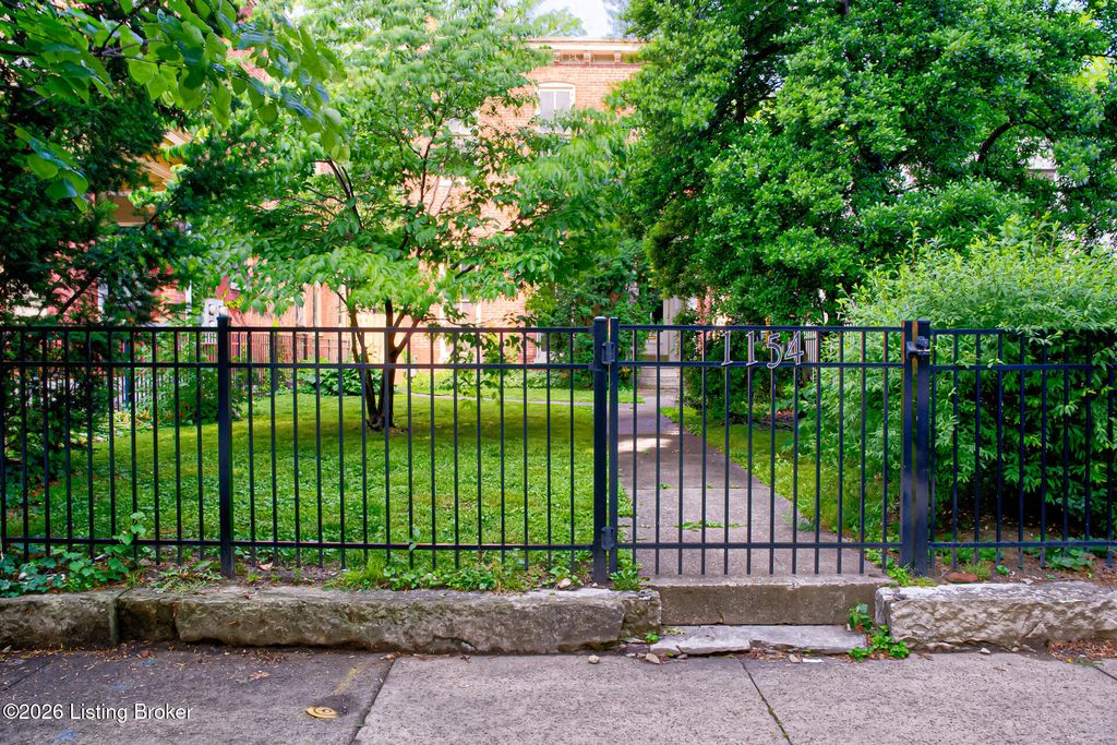 Photo of 1154 S Brook St, Louisville, KY 40203 (MLS # 1718247)