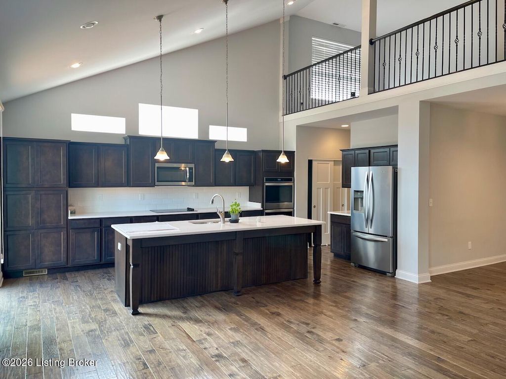 Photo of 2105 Meadows Edge Ln, Louisville, KY 40245 (MLS # 1713975)