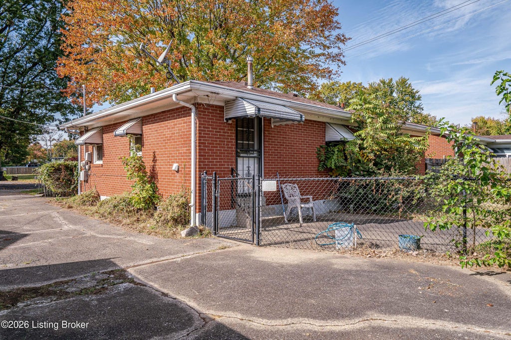 Photo of 5305 Guest Ave, Louisville, KY 40213 (MLS # 1733363)