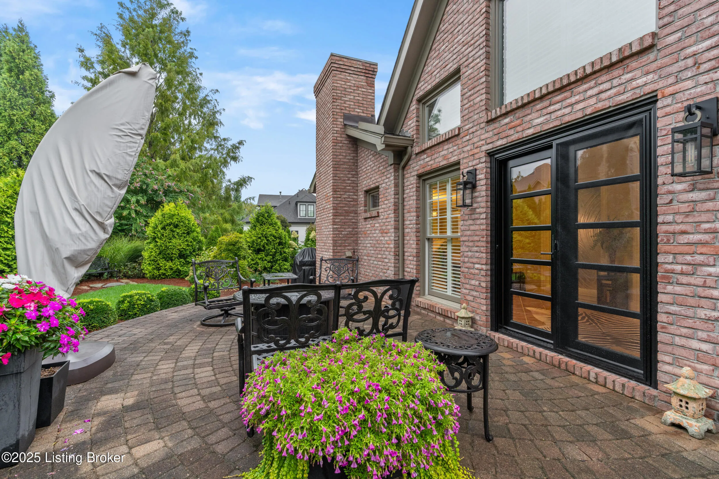 Louisville, Kentucky 40205, United States, 4 Bedrooms Bedrooms, ,5 BathroomsBathrooms,Residential,Active,216930