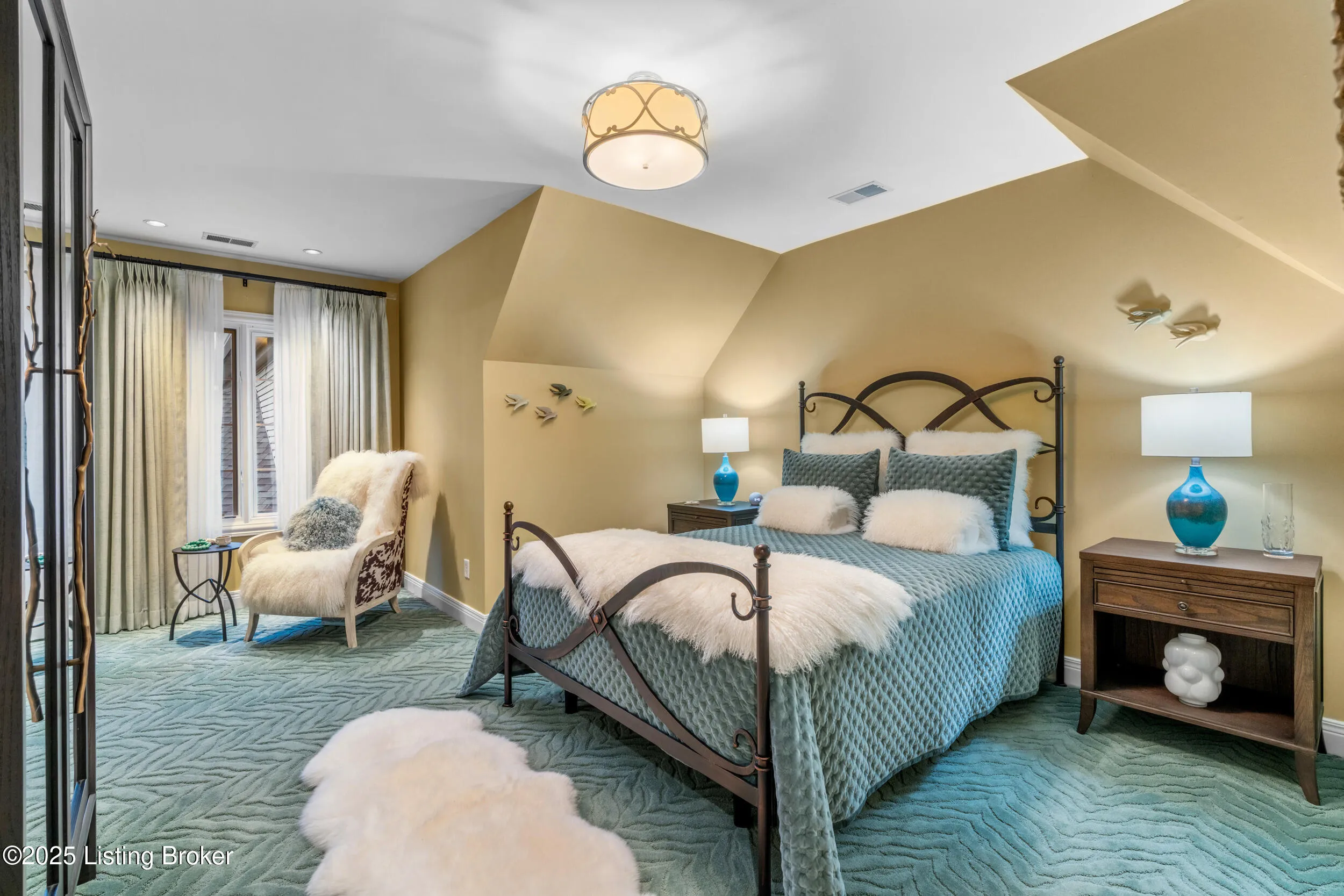 Louisville, Kentucky 40205, United States, 4 Bedrooms Bedrooms, ,5 BathroomsBathrooms,Residential,Active,216930