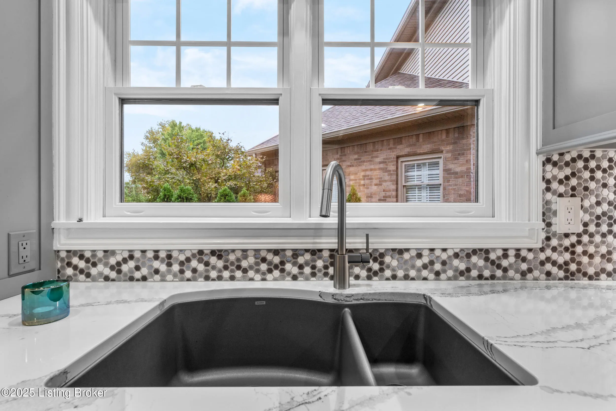 Louisville, Kentucky 40205, United States, 4 Bedrooms Bedrooms, ,5 BathroomsBathrooms,Residential,Active,216930