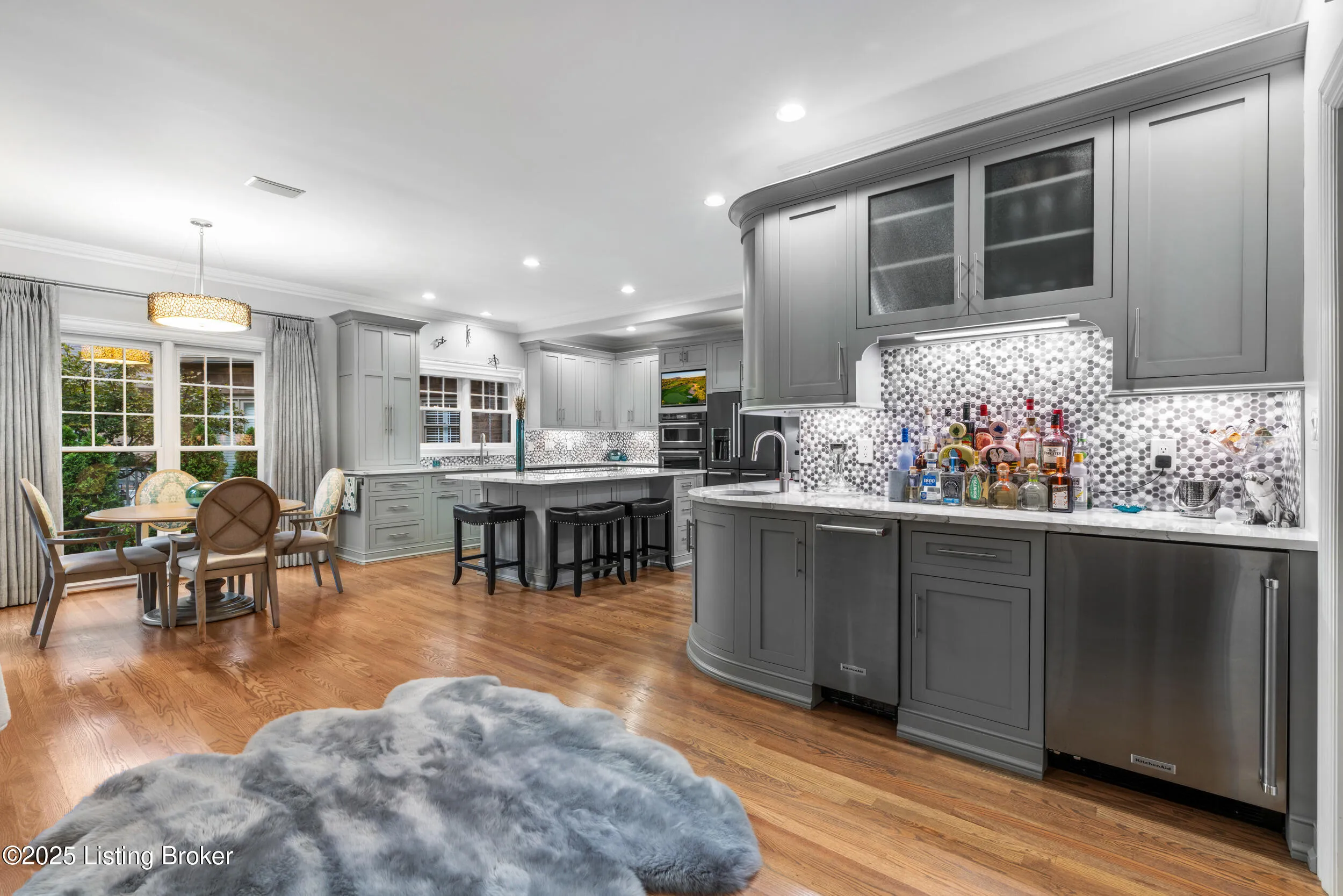 Louisville, Kentucky 40205, United States, 4 Bedrooms Bedrooms, ,5 BathroomsBathrooms,Residential,Active,216930