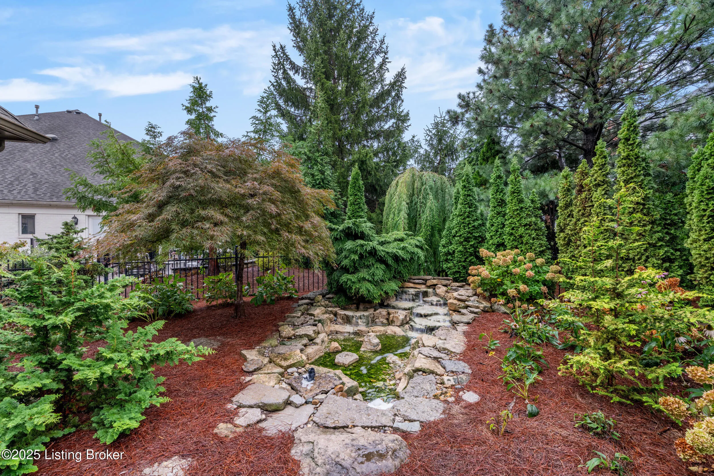 Louisville, Kentucky 40205, United States, 4 Bedrooms Bedrooms, ,5 BathroomsBathrooms,Residential,Active,216930