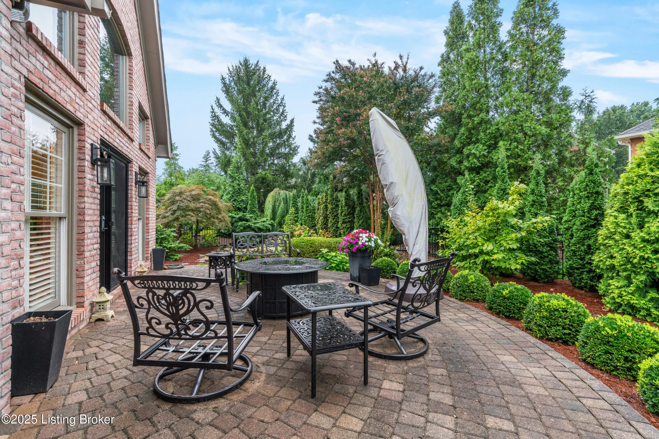 Louisville, Kentucky 40205, United States, 4 Bedrooms Bedrooms, ,5 BathroomsBathrooms,Residential,Active,216930