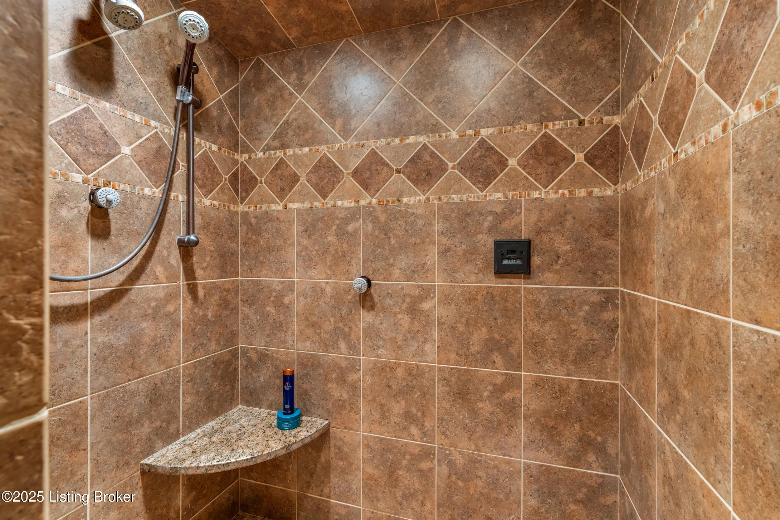 Louisville, Kentucky 40205, United States, 4 Bedrooms Bedrooms, ,5 BathroomsBathrooms,Residential,Active,216930