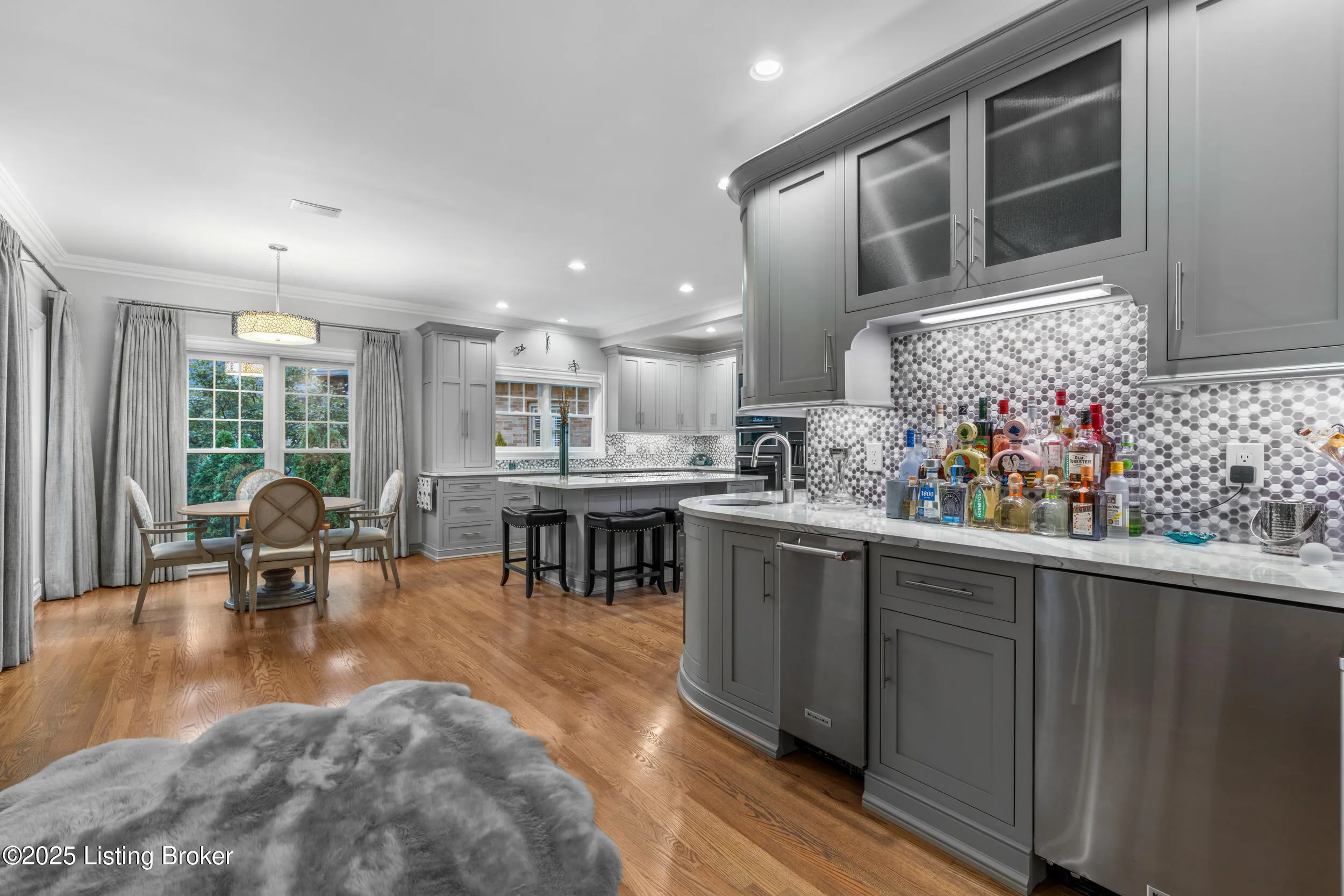 Louisville, Kentucky 40205, United States, 4 Bedrooms Bedrooms, ,5 BathroomsBathrooms,Residential,Active,216930