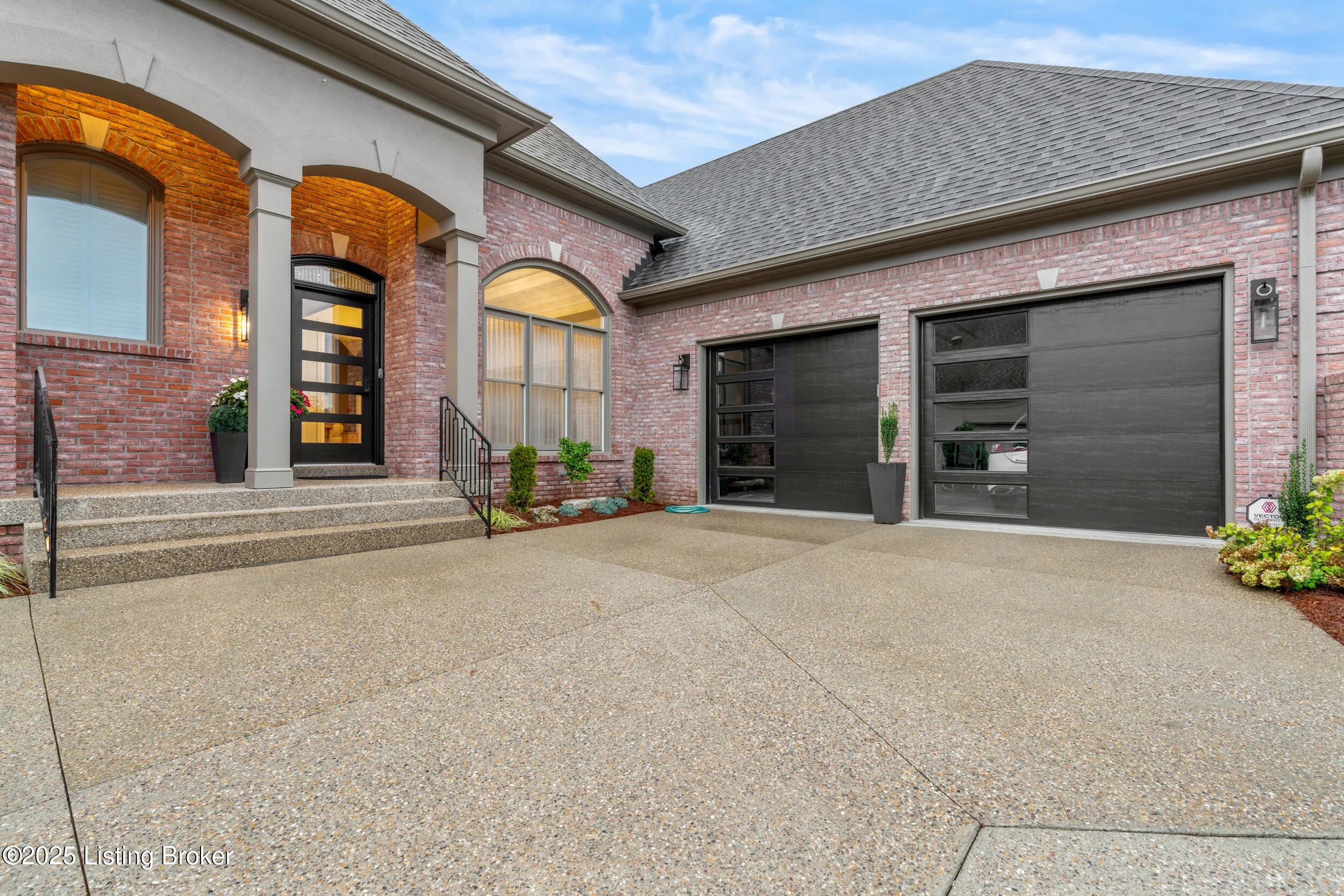 Louisville, Kentucky 40205, United States, 4 Bedrooms Bedrooms, ,5 BathroomsBathrooms,Residential,Active,216930