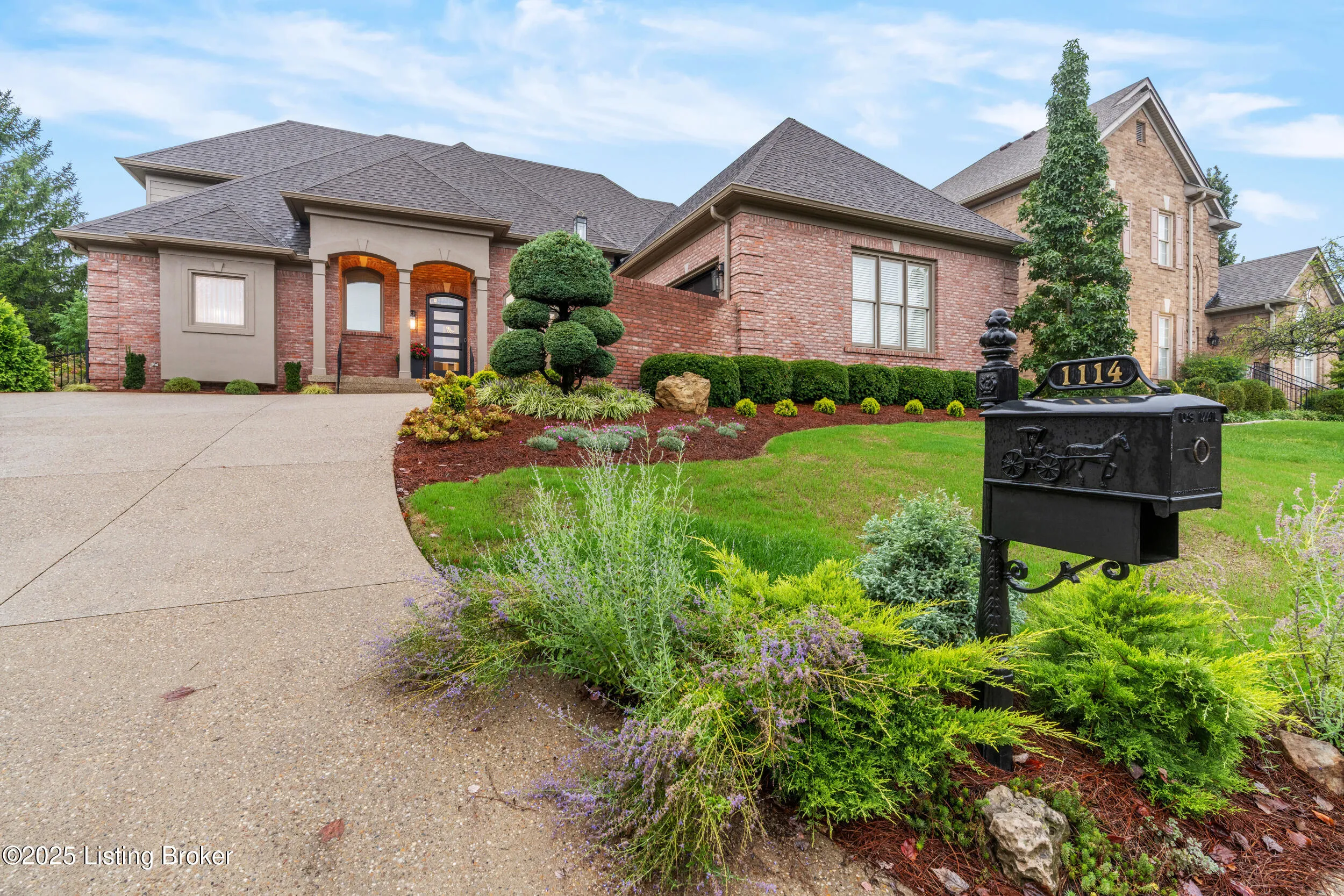 Louisville, Kentucky 40205, United States, 4 Bedrooms Bedrooms, ,5 BathroomsBathrooms,Residential,Active,216930