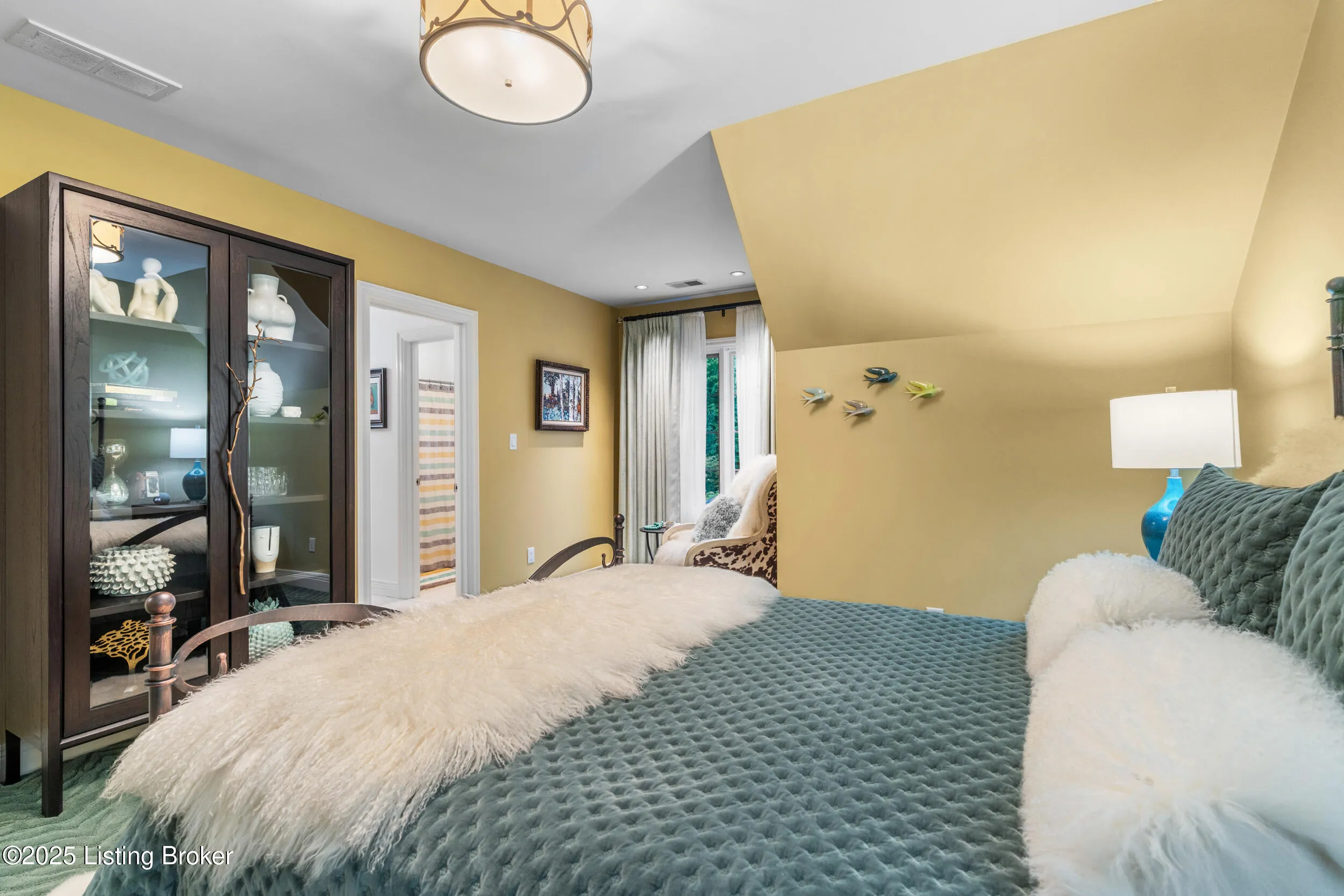 Louisville, Kentucky 40205, United States, 4 Bedrooms Bedrooms, ,5 BathroomsBathrooms,Residential,Active,216930