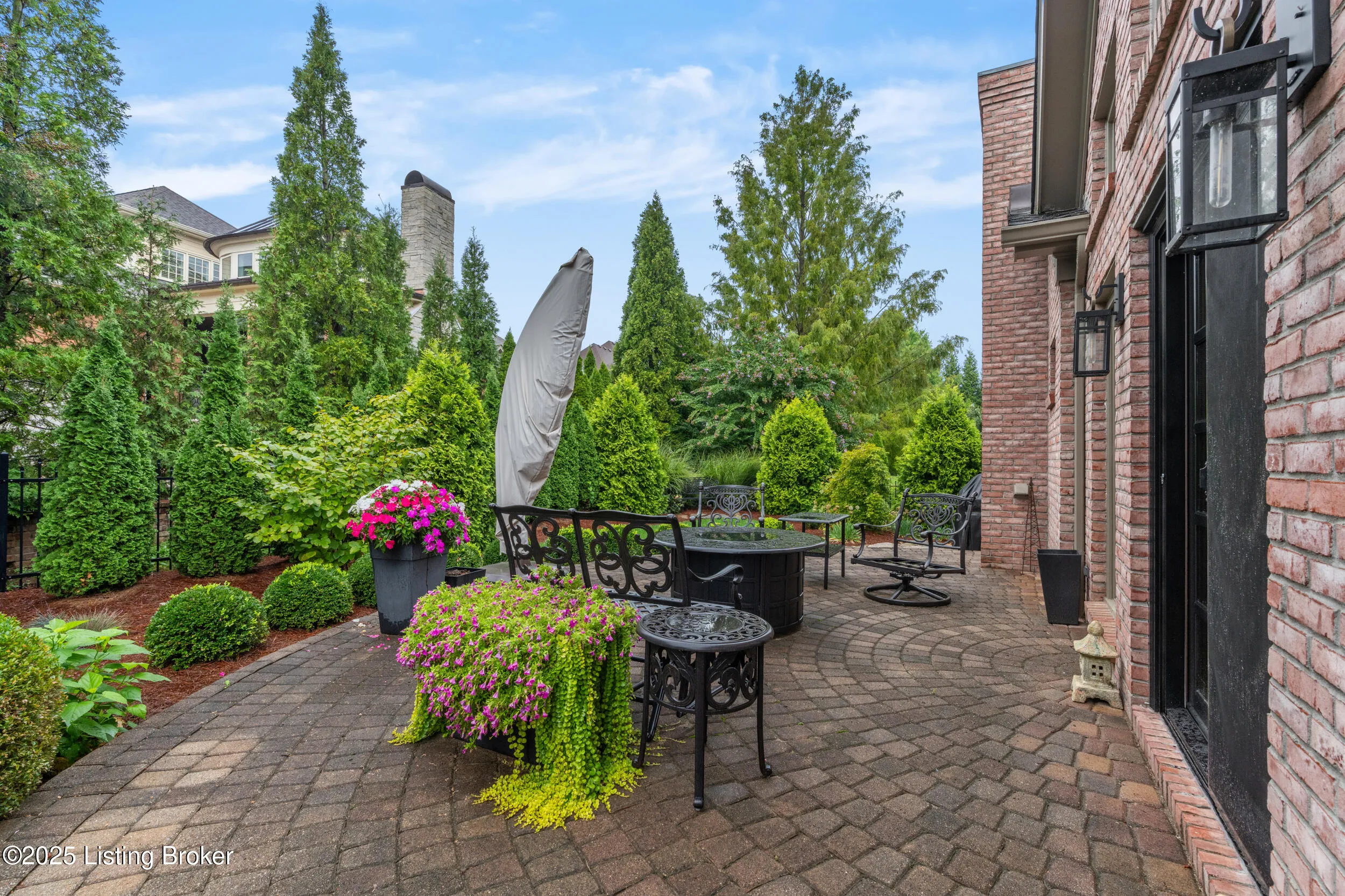 Louisville, Kentucky 40205, United States, 4 Bedrooms Bedrooms, ,5 BathroomsBathrooms,Residential,Active,216930