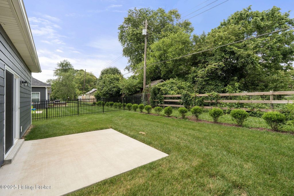Photo of 812 Rosemary Ln, La Grange, KY 40031 (MLS # 1691222)