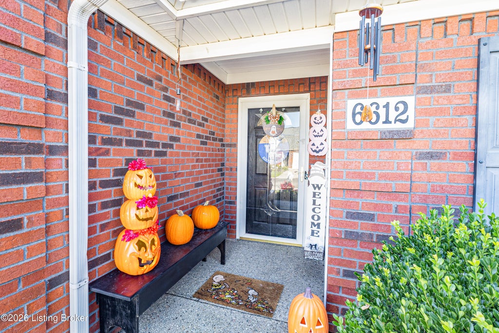 Photo of 6612 Woods Mill Dr, Louisville, KY 40272 (MLS # 1732832)