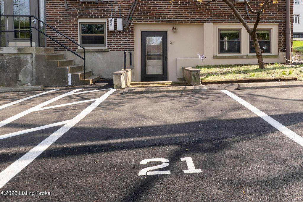 Photo of 2043 Douglass Blvd #APT 21, Louisville, KY 40205 (MLS # 1712665)