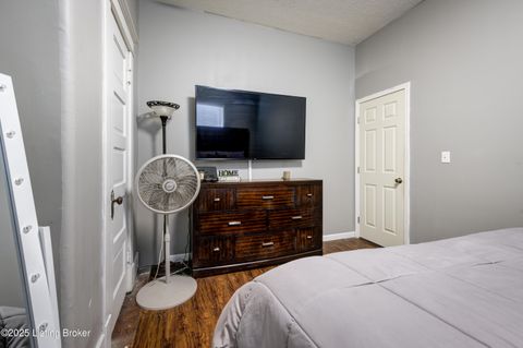 Tiny photo for 911 S 32nd St, Louisville, KY 40211 (MLS # 1708757)