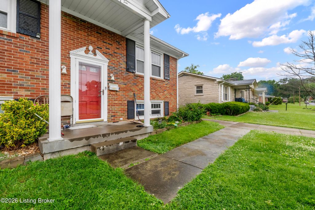 Photo of 110 Alvina Way, Louisville, KY 40214 (MLS # 1718325)