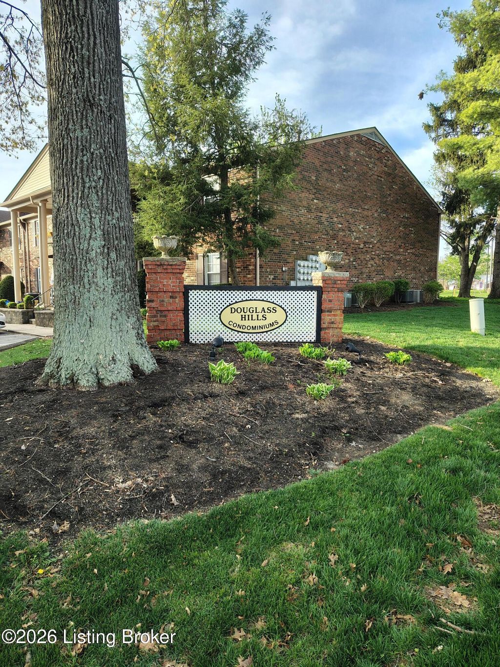 Photo of 508 Logsdon Ct, Douglass Hills, KY 40243 (MLS # 1714580)