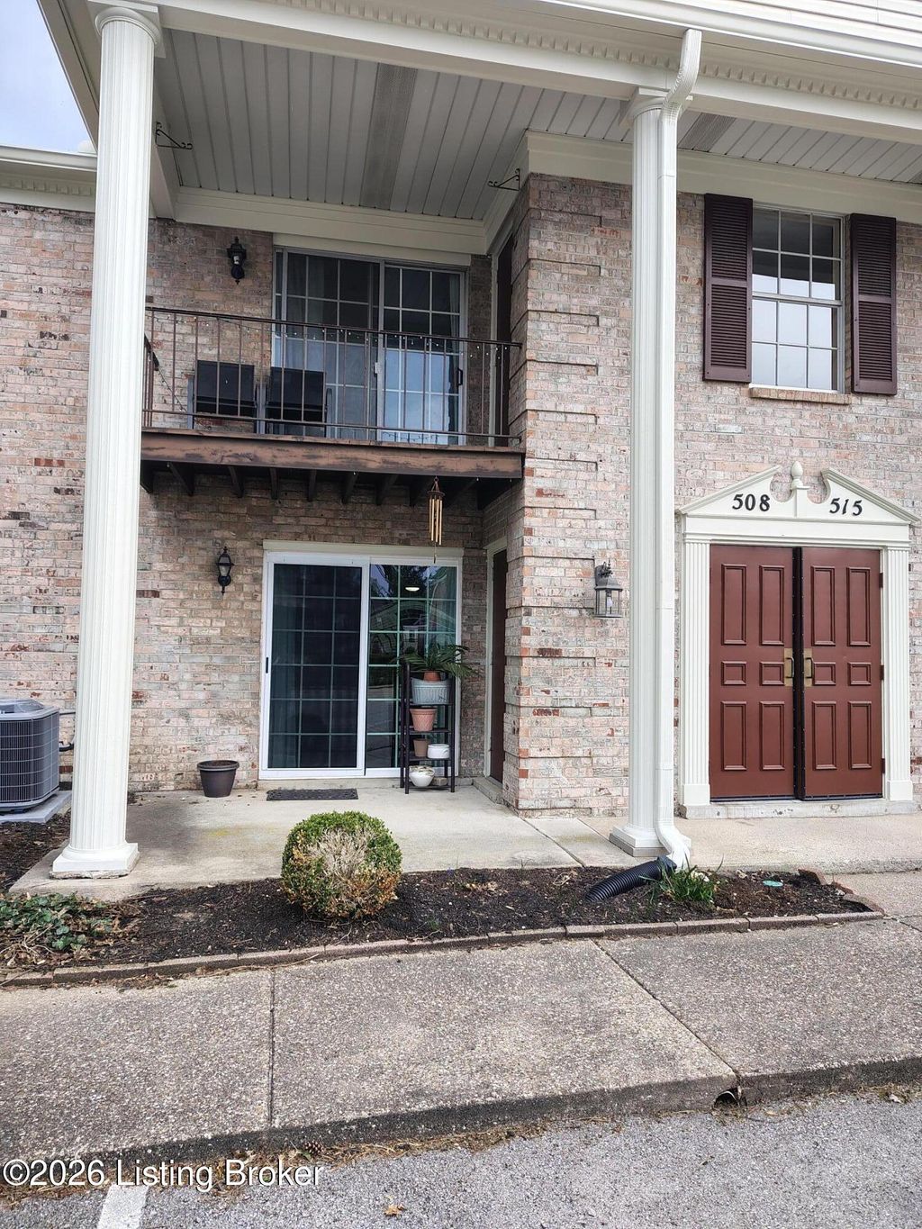 Photo of 508 Logsdon Ct, Douglass Hills, KY 40243 (MLS # 1714580)