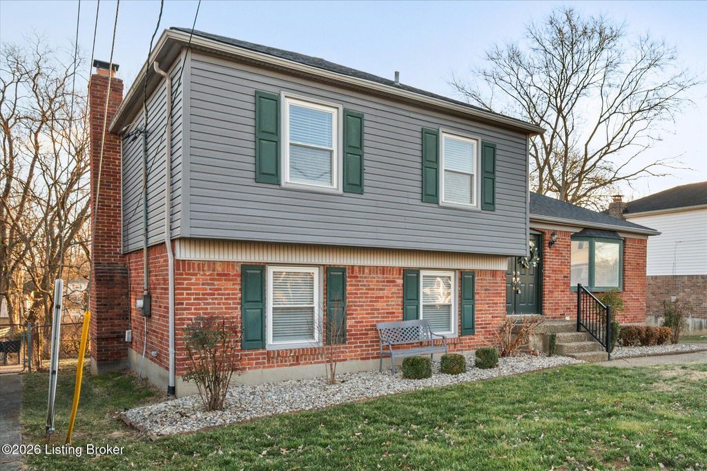 Photo of 4405 Burgundy Dr, Jeffersontown, KY 40299 (MLS # 1707453)