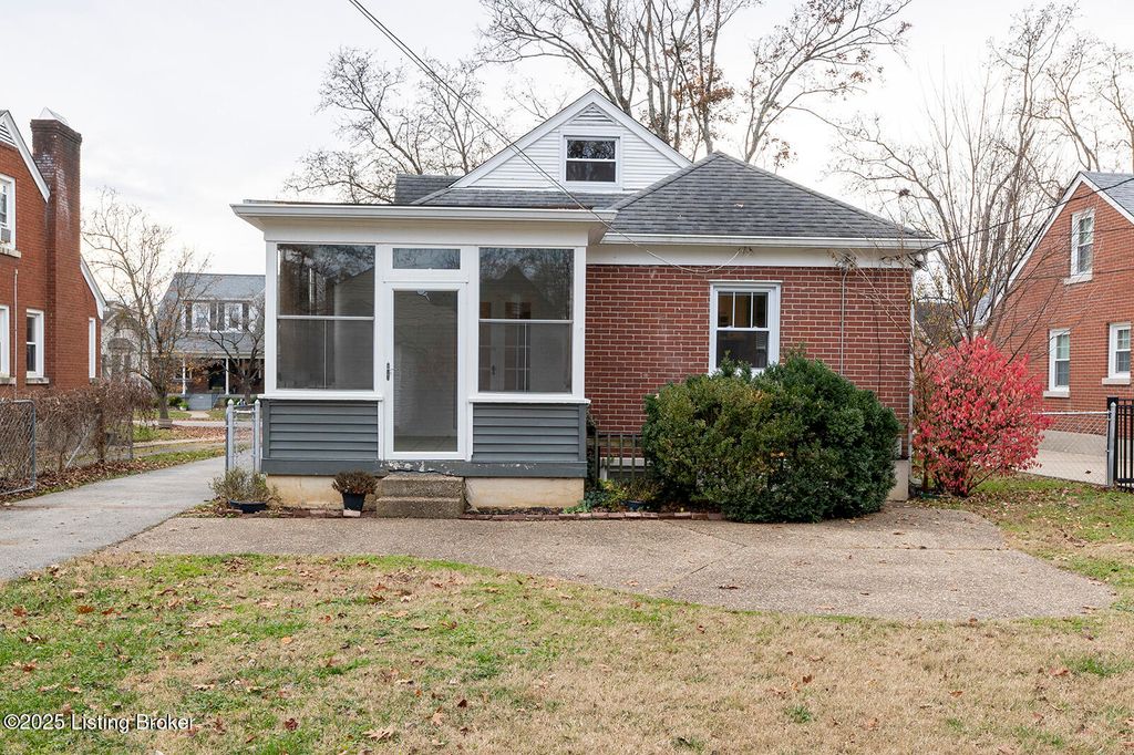 Photo of 505 Oxford Pl, Louisville, KY 40207 (MLS # 1707482)