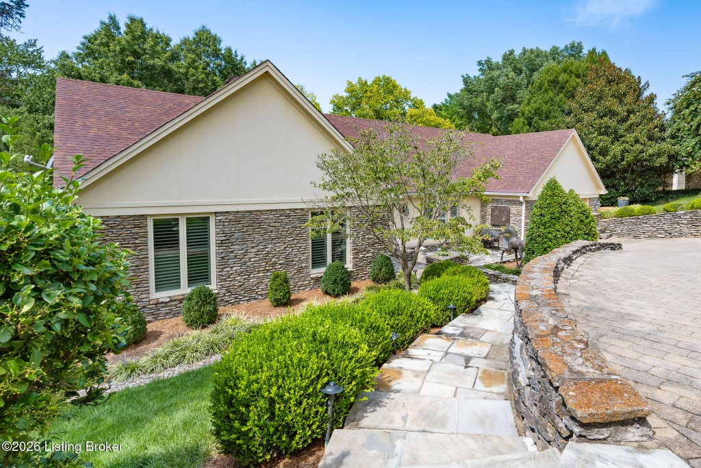 Photo of 1138 Rostrevor Cir, Louisville, KY 40205 (MLS # 1727569)