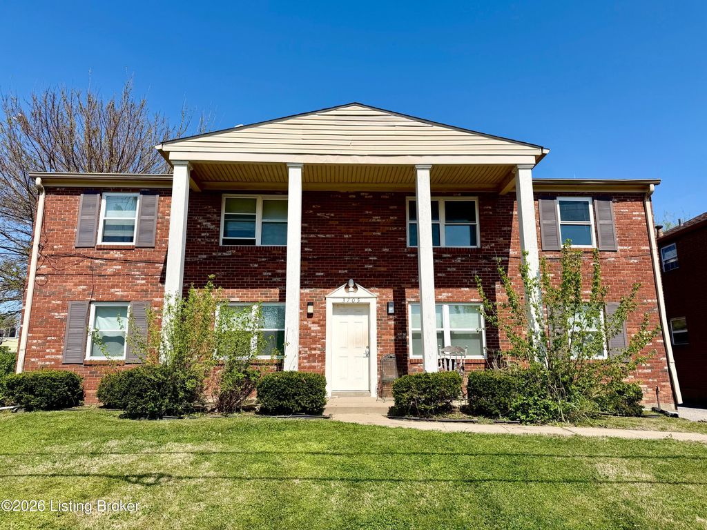 Photo of 3705 Briarbridge Ln #4, Louisville, KY 40218 (MLS # 1714430)