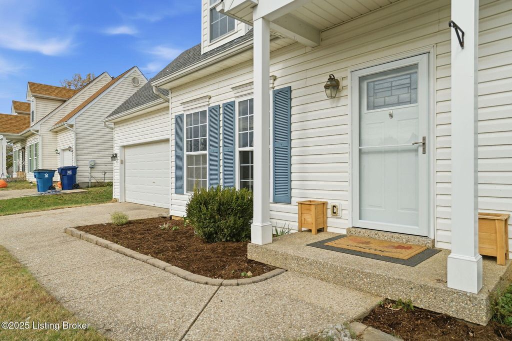 Photo of 8603 Confederate Place Dr, Pewee Valley, KY 40056 (MLS # 1703172)