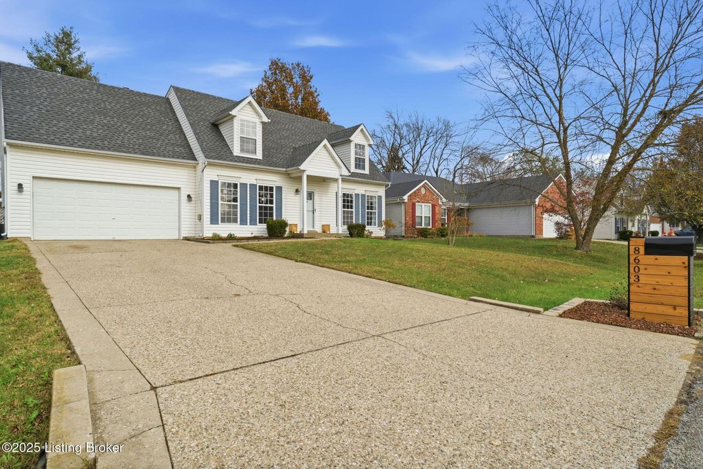 Photo of 8603 Confederate Place Dr, Pewee Valley, KY 40056 (MLS # 1703172)