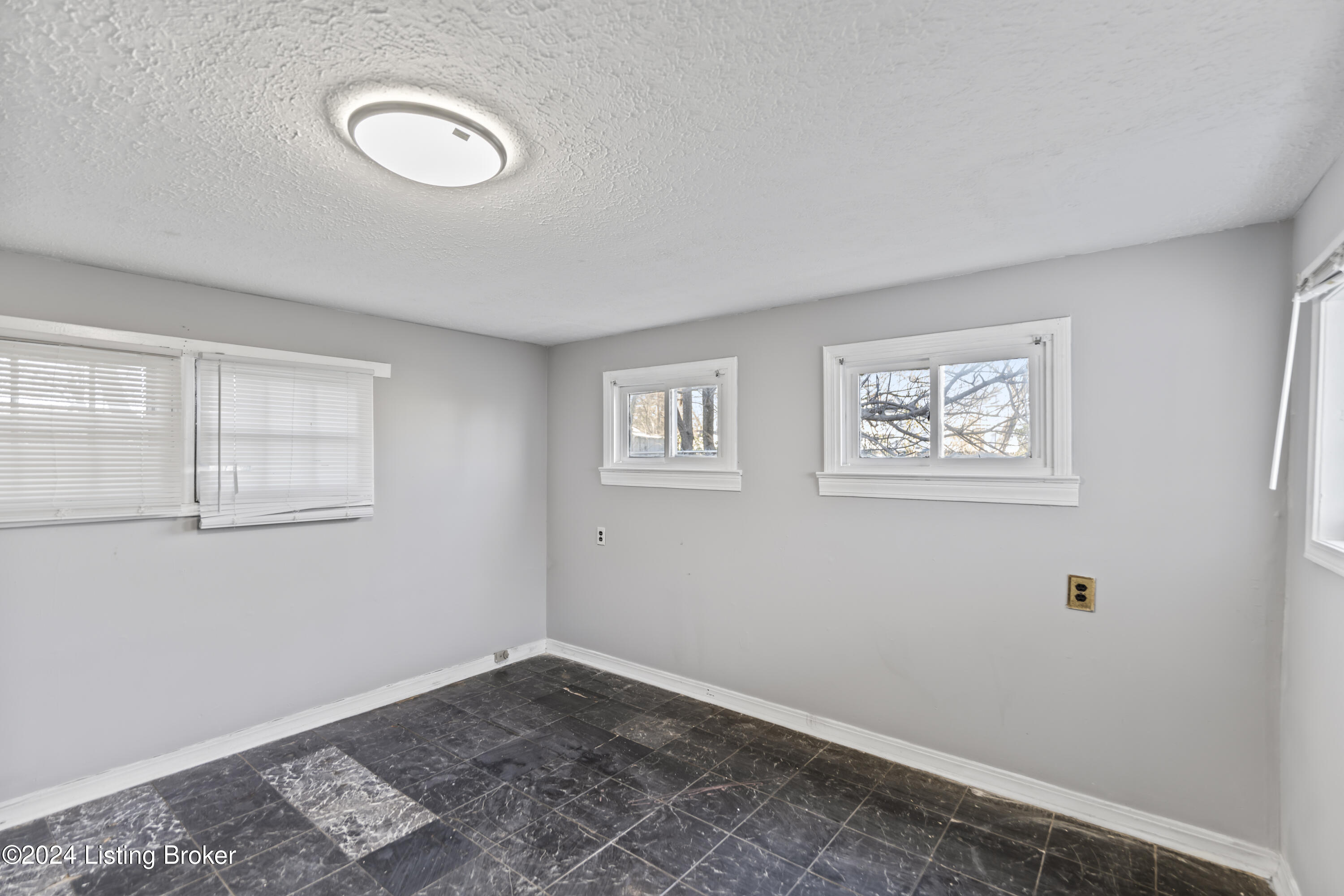 Louisville, Kentucky 40211, United States, 1 Bedroom Bedrooms, ,1 BathroomBathrooms,Residential,Active,27719