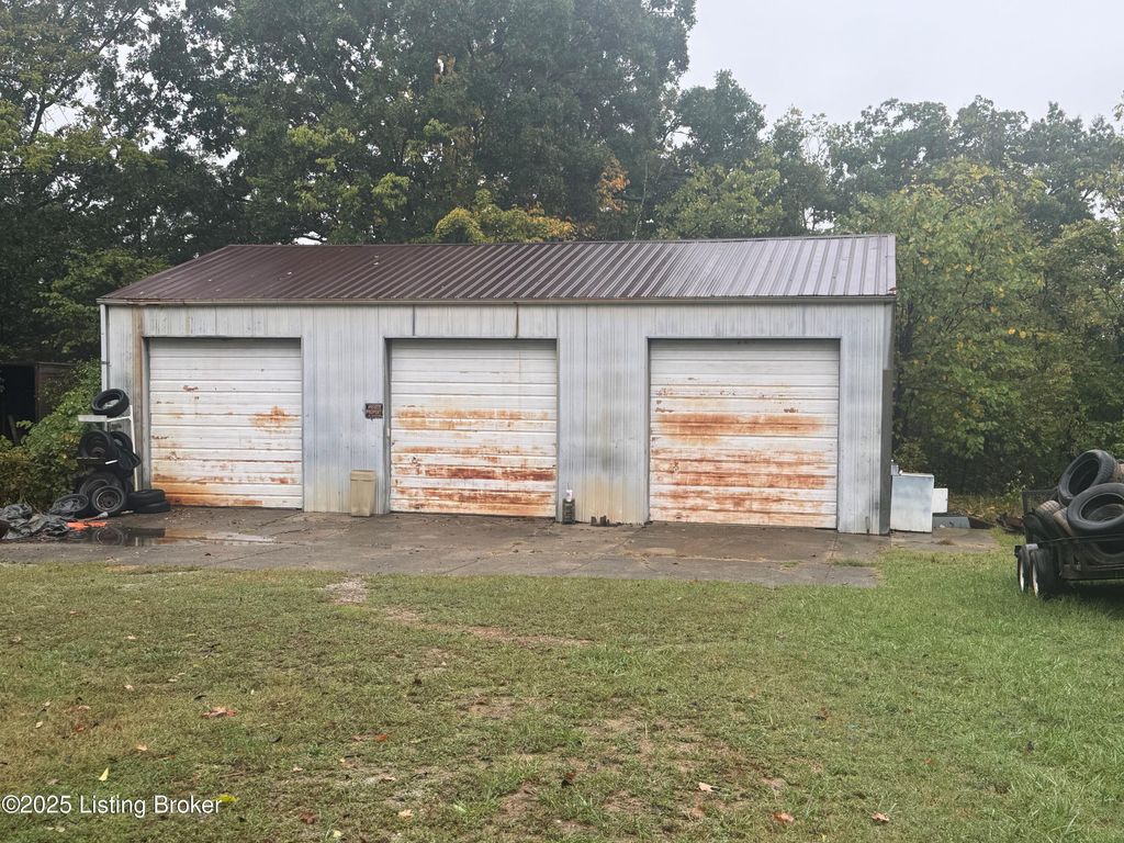 Photo of 407 Maple Ct, La Grange, KY 40031 (MLS # 1699034)