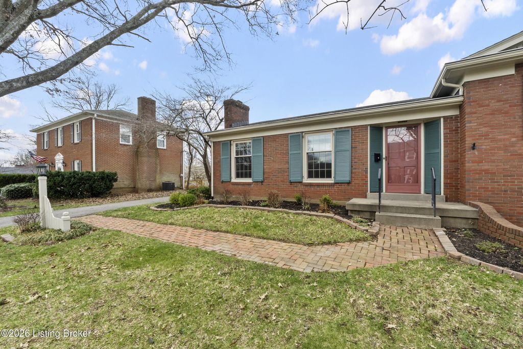 Photo of 7011 Dartmoor Dr, Louisville, KY 40222 (MLS # 1710987)