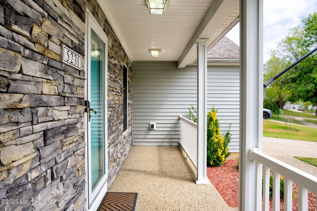 Photo of 5231 Oldshire Rd, Louisville, KY 40229 (MLS # 1700148)